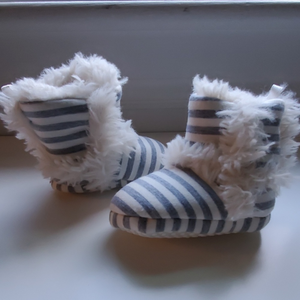 RH Baby & Child faux fur booties, 0-12 mo size 1-3